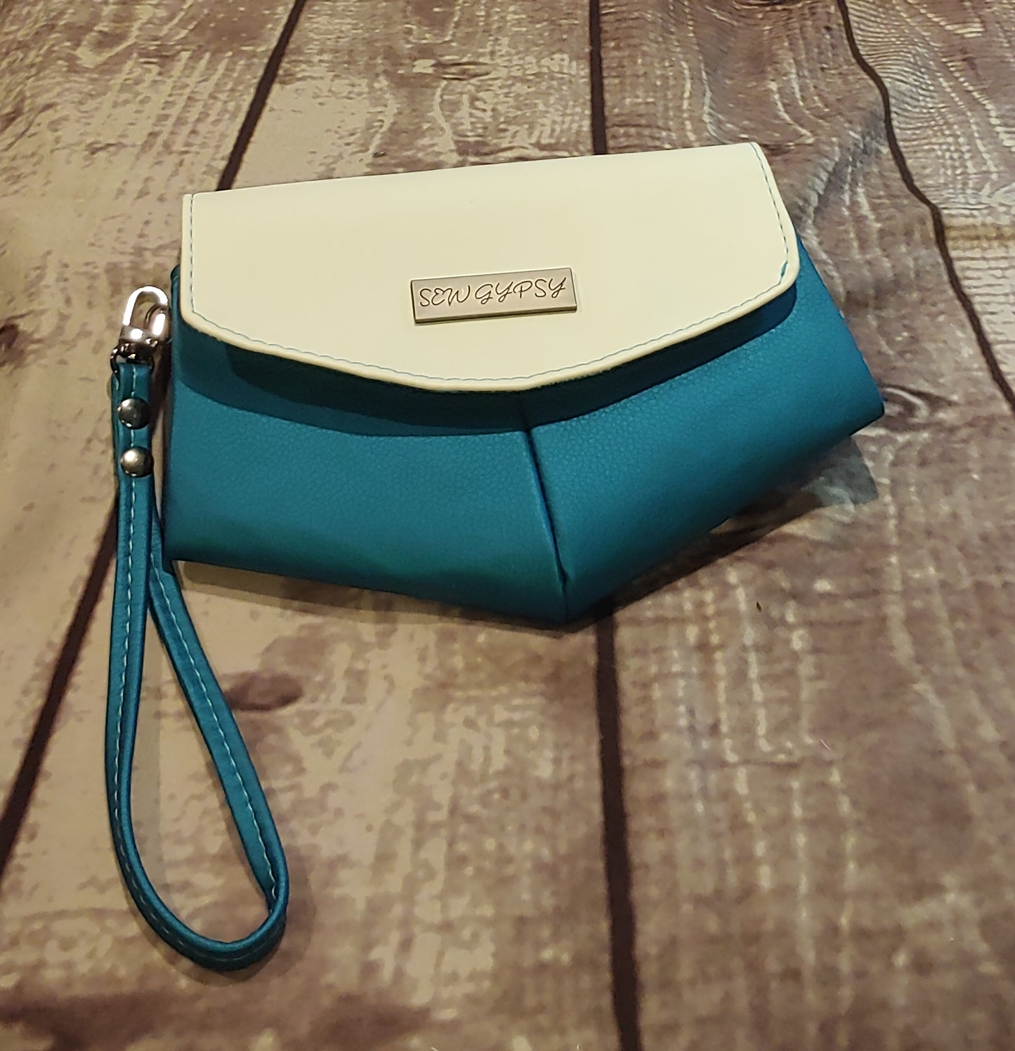 Skye Wristlet